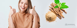 Femme souriante levant les pouces près de racines et de poudre d'ashwagandha — SANUSq Health
