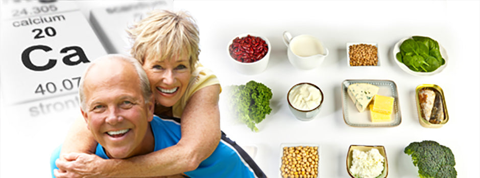 Couple de seniors souriants à côté d'aliments riches en calcium, laitages, haricots, épinards et sardines – SANUSq Health