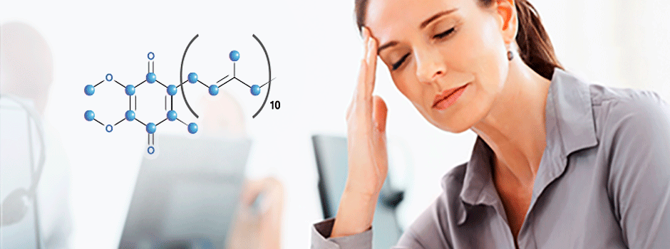 Femme fatiguée se tenant la tête au bureau à côté de la structure moléculaire de la coenzyme Q10, SANUSq Health