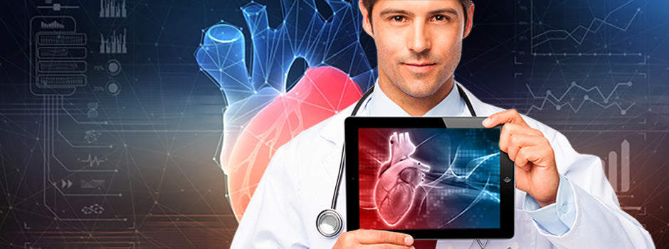 Médecin tenant une tablette affichant un cœur humain, pour le guide SANUSq Health sur le cholestérol et la santé cardiaque
