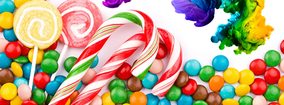 Bonbons colorés, sucres d'orge et sucettes près de nuages de colorant, par SANUSq Health sur les colorants alimentaires
