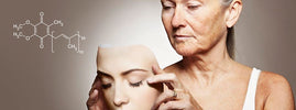 Femme âgée tenant un masque au visage jeune, à côté de la structure moléculaire de la coenzyme Q10, SANUSq Health