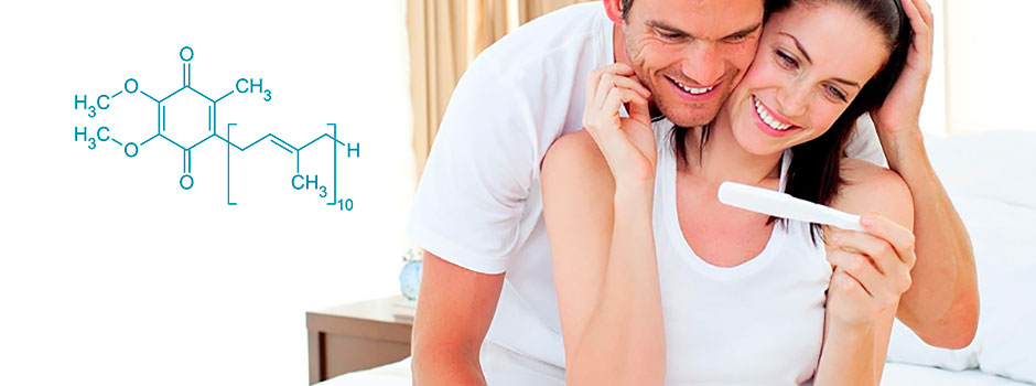 Couple souriant découvrant un test de grossesse, à côté de la structure moléculaire de la coenzyme Q10, SANUSq Health