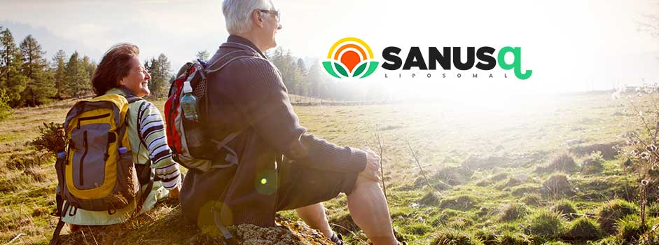 Couple de seniors en randonnée faisant une pause au soleil dans une prairie, logo liposomal SANUSq Health