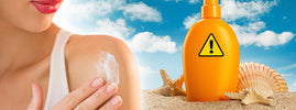 Femme appliquant de la crème solaire sur l'épaule, à côté d'un flacon orné d'un panneau d'avertissement sur la plage, SANUSq Health