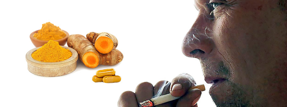 Homme fumant une cigarette à côté de racines de curcuma, de poudre de curcuma et de gélules de curcumine, SANUSq Health