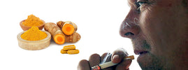 Homme fumant une cigarette à côté de racines de curcuma, de poudre de curcuma et de gélules de curcumine, SANUSq Health