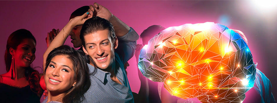 Couple dansant à côté d'un cerveau lumineux, illustrant l'article SANUSq Health sur la danse et le cerveau
