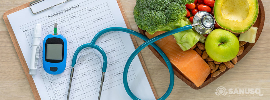 Lecteur de glycémie, stéthoscope et aliments sains, évoquant le diabète de type 2 — SANUSq Health