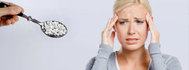 Femme souffrant de maux de tête à côté d'une cuillère d'édulcorants en comprimés, effets secondaires – SANUSq Health