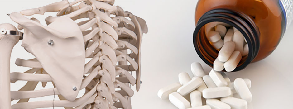 Squelette anatomique près de comprimés de calcium sortant d'un flacon, par SANUSq Health sur les dangers d'un excès de calcium