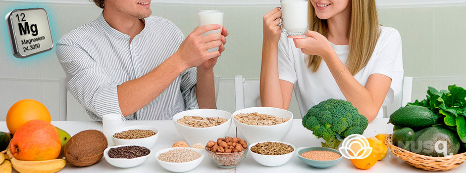 Couple attablé devant des aliments riches en magnésium : céréales, oléagineux et légumes verts — SANUSq Health