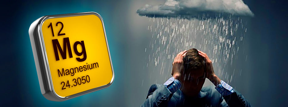 Homme anxieux se tenant la tête sous un nuage de pluie, à côté du symbole du magnésium du tableau périodique, SANUSq Health