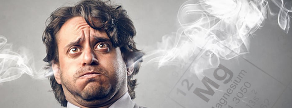 Homme stressé, de la fumée sortant des oreilles, à côté du symbole du magnésium, minéral anti-stress – SANUSq Health