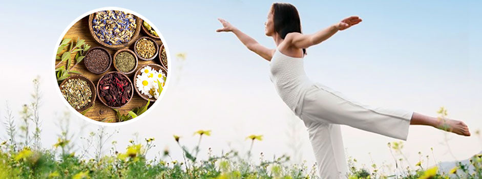 Femme pratiquant le yoga dans un champ fleuri près de bols de plantes adaptogènes — SANUSq Health