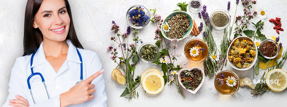 Professionnelle de santé et assortiment de plantes médicinales, tisanes et fleurs — SANUSq Health