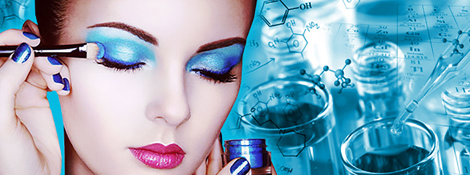 Femme appliquant un fard bleu près de verrerie de laboratoire et de formules chimiques, par SANUSq Health sur les cosmétiques