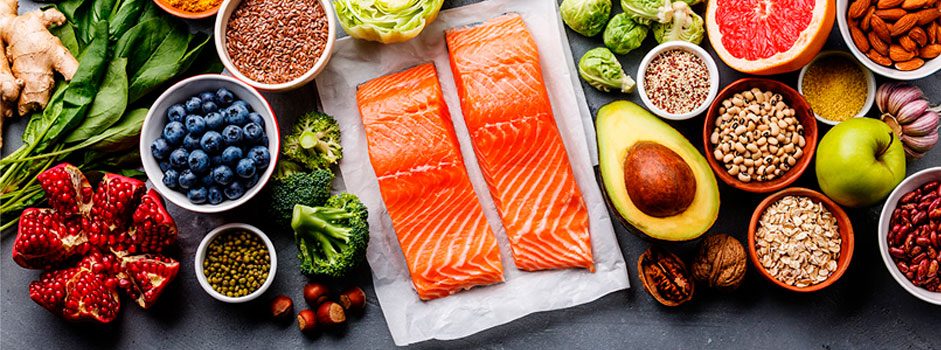 Assortiment d'aliments anti-inflammatoires : saumon, fruits, légumes et oléagineux — SANUSq Health