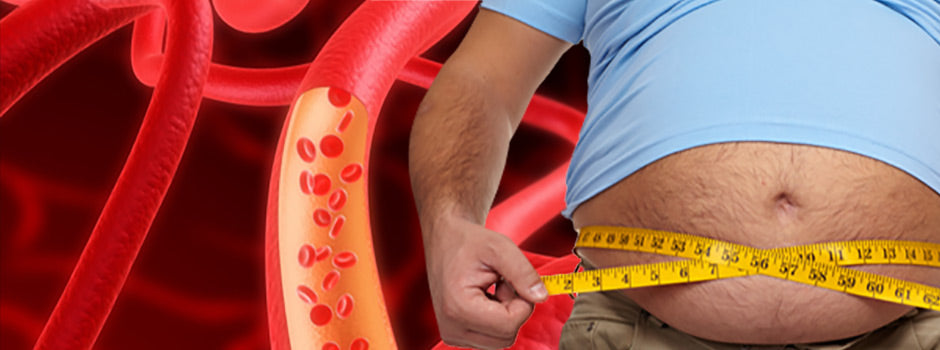 Homme mesurant son tour de taille à côté d'une artère encrassée, résistance à l'insuline et risque cardiaque – SANUSq Health