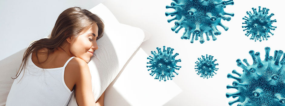 Femme dormant paisiblement près d'illustrations de virus, évoquant le lien sommeil-immunité — SANUSq Health