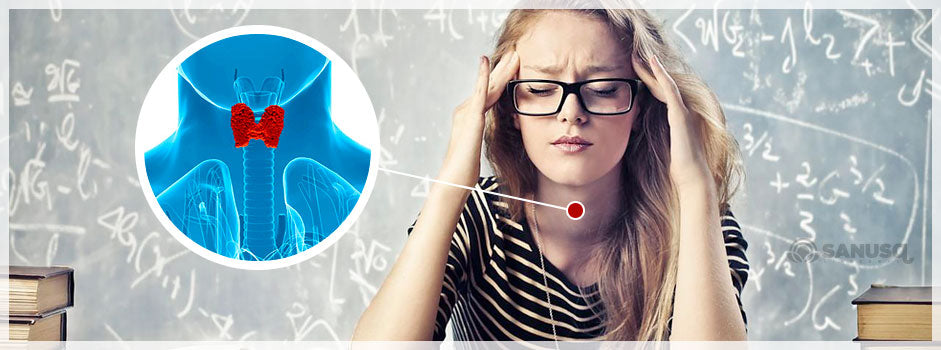 Femme stressée se tenant la tête près d'une illustration de la glande thyroïde — SANUSq Health
