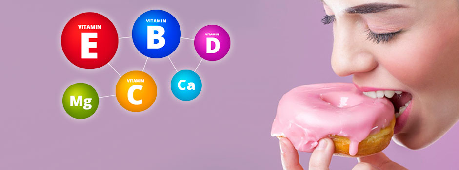 Femme mordant un donut glacé près de sphères de vitamines, évoquant les effets du sucre — SANUSq Health
