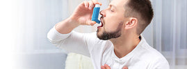Homme utilisant un inhalateur contre l'asthme, la main sur la poitrine, par SANUSq Health sur la vitamine D et l'asthme