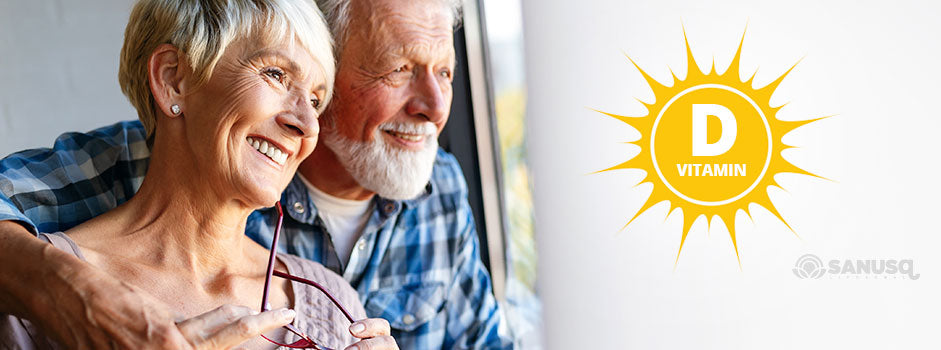 Couple de seniors souriants près d'un soleil symbolisant la vitamine D — SANUSq Health