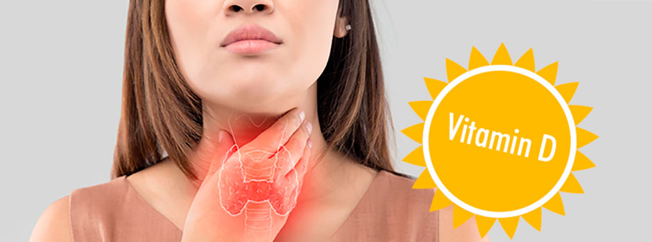 Femme se tenant le cou avec la thyroïde mise en évidence en rouge, à côté d'un soleil vitamine D, SANUSq Health