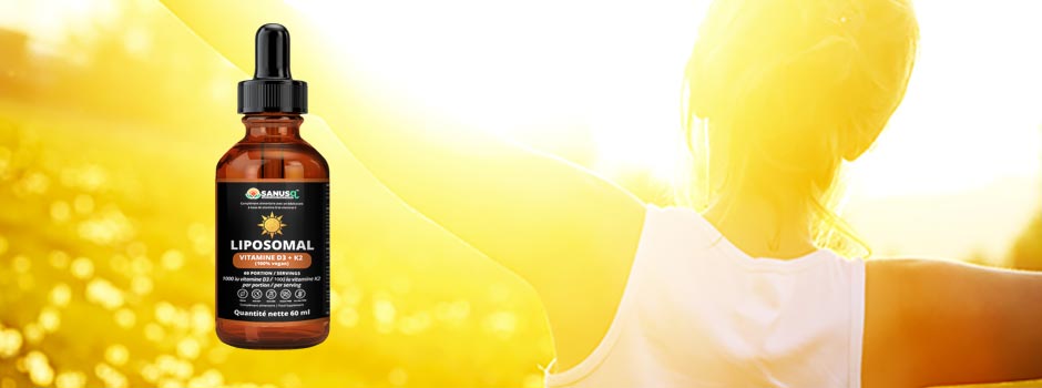 Vitamine D3 + K2 liposomale SANUSq Health près d'une femme bras ouverts au soleil, pour soutenir l'immunité naturelle