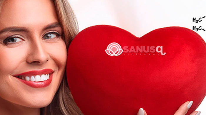 Coenzyme Q10 Liposomale SANUSq Health pour la santé cardiaque – femme avec cœur et structure moléculaire CoQ10