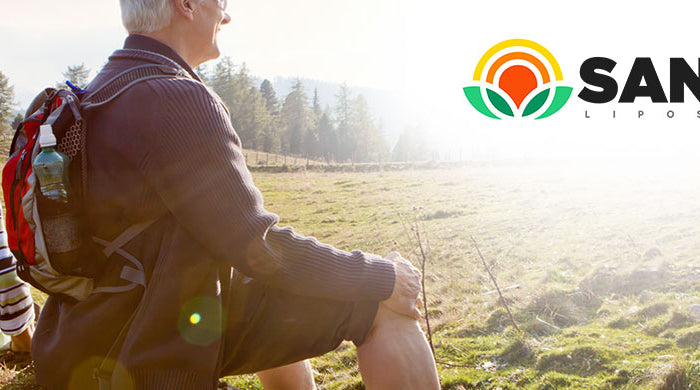 SANUSq Health suppléments liposomaux – couple actif profitant d'une randonnée en plein air