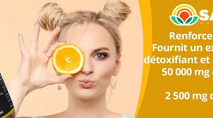 Bouteille de vitamine C liposomale avec glutathion et femme tenant une tranche d'orange devant son œil sur fond jaune