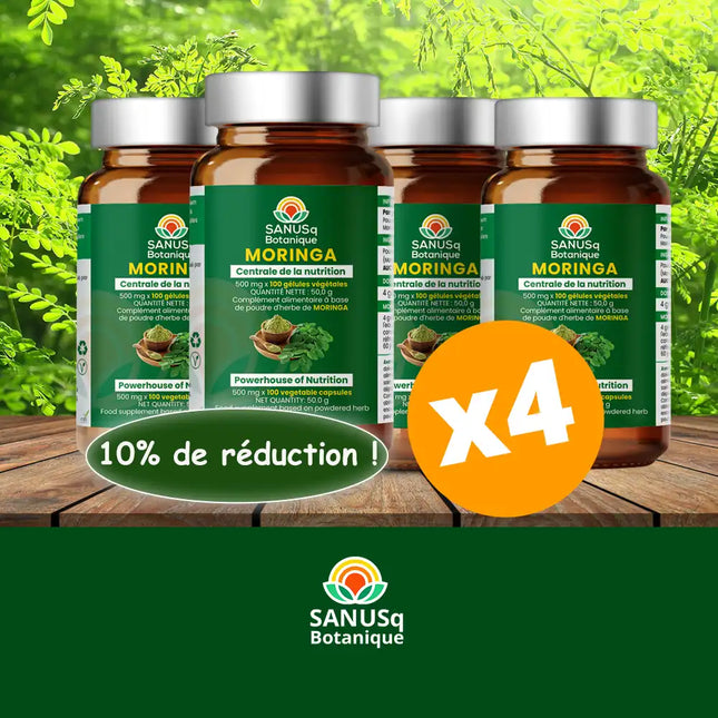 Quatre bouteilles de supplément SANUSq Health Moringa avec une étiquette de réduction de 10 % sur une surface en bois avec de la verdure en arrière-plan.