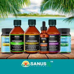 Coffret de compléments liposomaux SANUSq Health : GABA, PEA, vitamine C, D3+K2, resvératrol et CoQ10 sur fond de plage