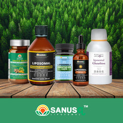 Gamme de cinq compléments liposomaux SANUSq Health disposés sur du bois devant une forêt