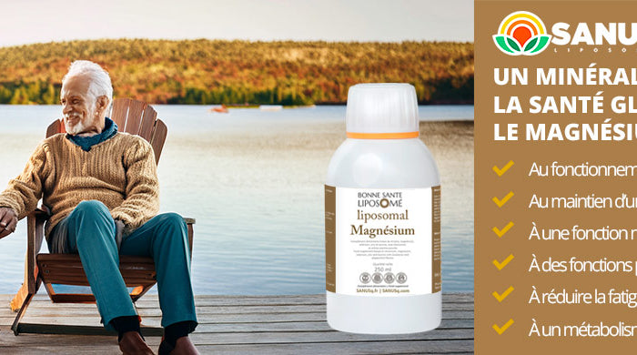 Couple de retraités souriant sur un ponton au bord d'un lac, à côté d'un flacon de magnésium liposomal SANUSq