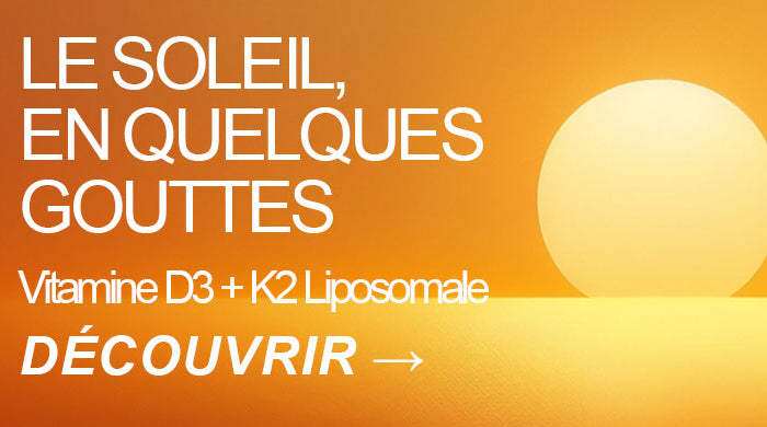 Flacon compte-gouttes de vitamine D3 + K2 liposomale sur un coucher de soleil orangé, le soleil en quelques gouttes – SANUSq Healt