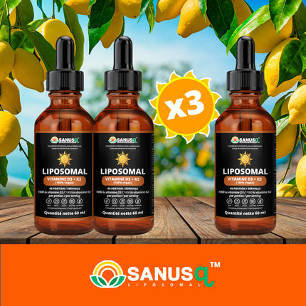 Lot de trois flacons de vitamine D3 + K2 liposomale vegan SANUSq Health sur une table en bois, sous des citronniers ensoleillés