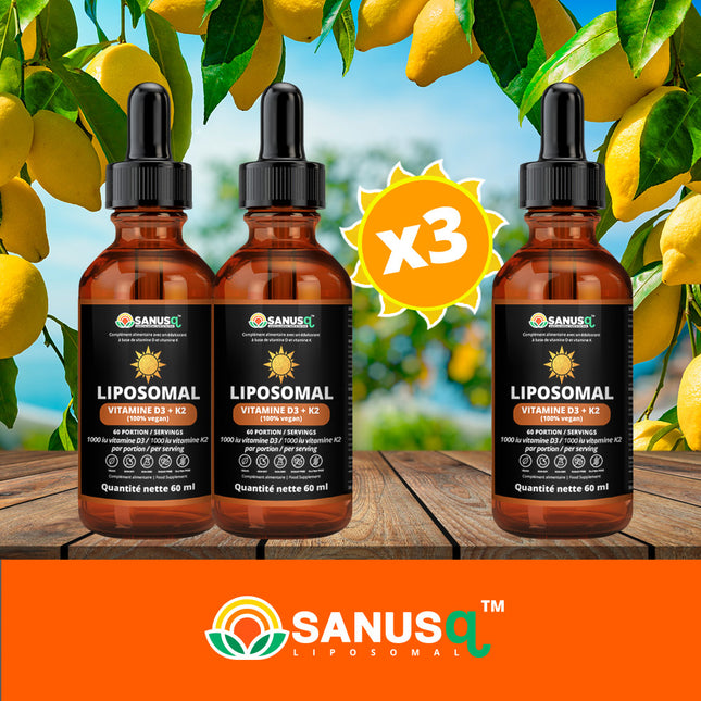 Lot de trois flacons de vitamine D3 + K2 liposomale vegan SANUSq Health sur une table en bois, sous des citronniers ensoleillés